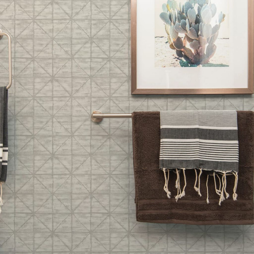 Foto di una stanza da bagno design con piastrelle grigie, pareti grigie e carta da parati