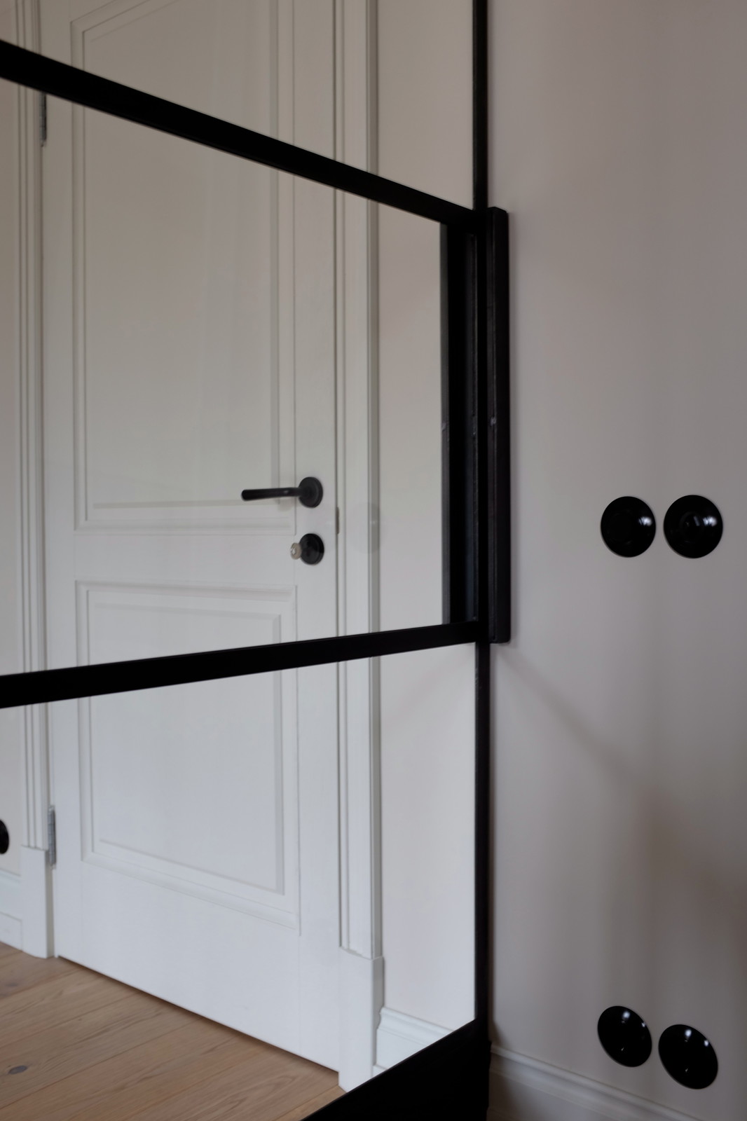 Перегородки из чёрного металла и стекла