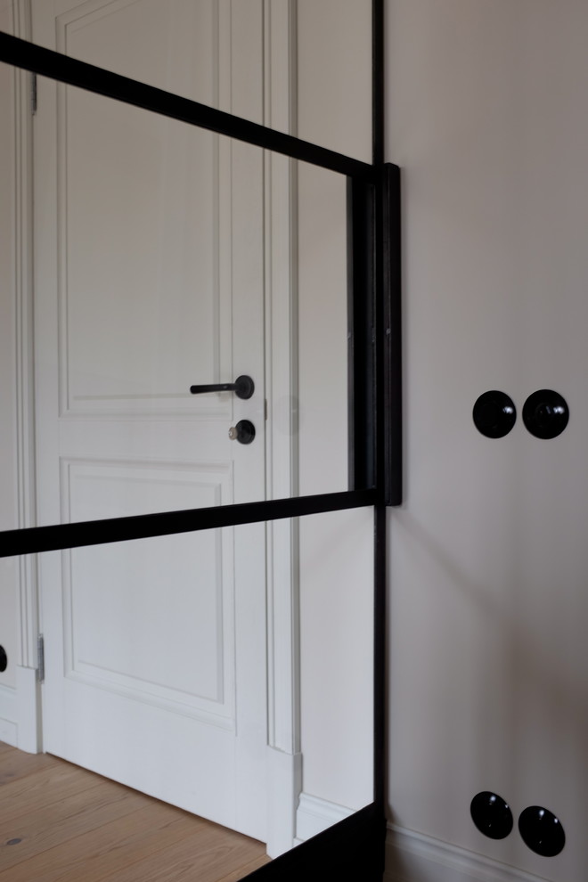 Перегородки из чёрного металла и стекла