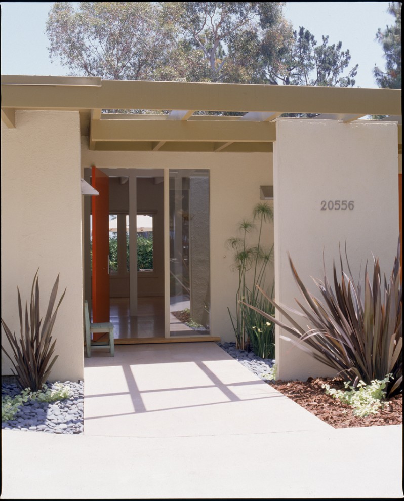 Design ideas for a modern entryway in Los Angeles.