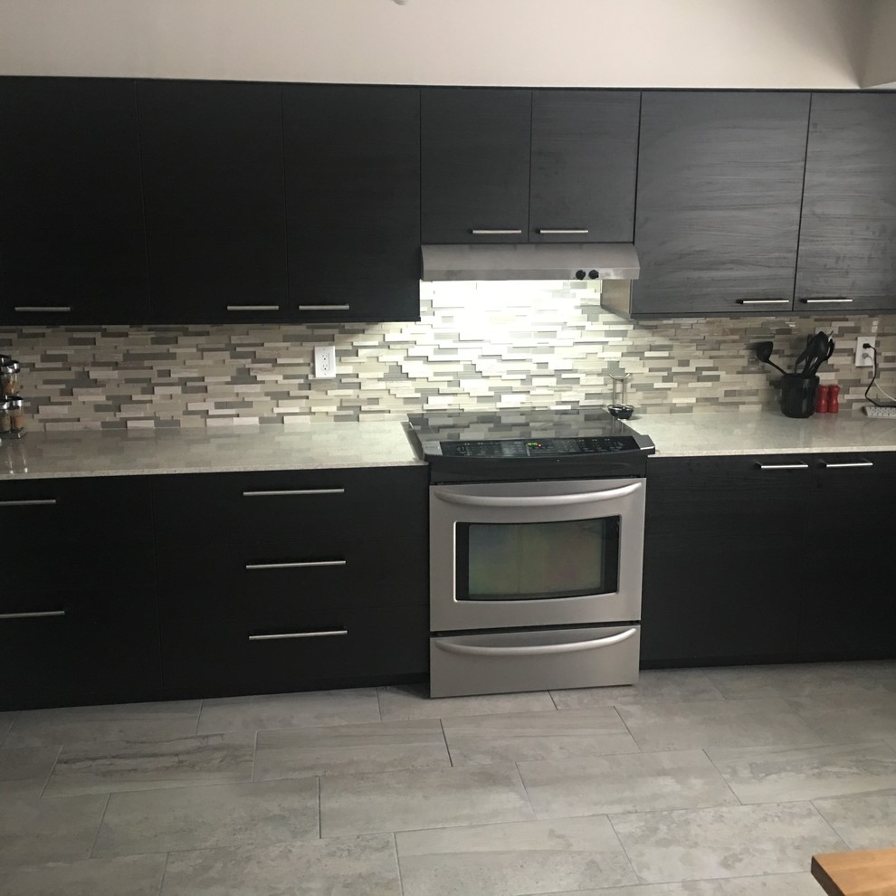 Inspiration for a mid-sized contemporary u-shaped eat-in kitchen in Ottawa with an undermount sink, flat-panel cabinets, dark wood cabinets, quartz benchtops, beige splashback, stone tile splashback, stainless steel appliances, porcelain floors, with island and beige floor.
