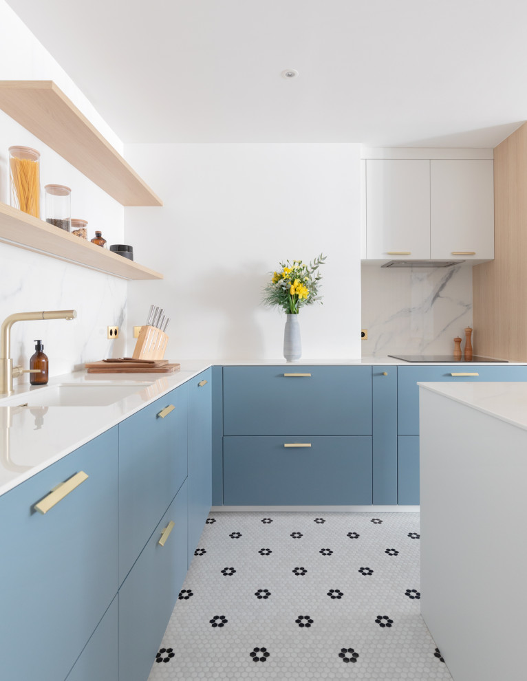 Large contemporary u-shaped open plan kitchen in Paris with an undermount sink, white splashback, marble splashback, terra-cotta floors, with island, white floor and white benchtop.
