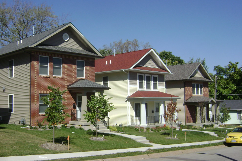 Small country two-storey exterior in St Louis with a gable roof.