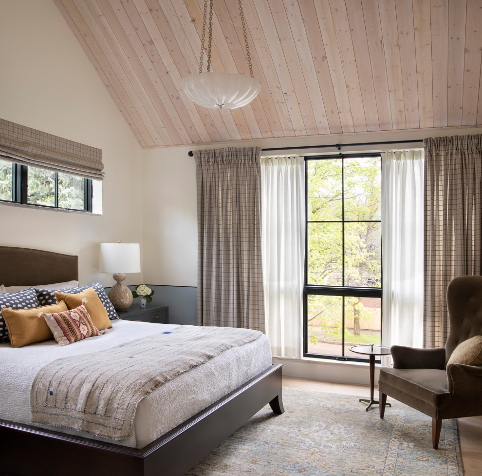 Ispirazione per una camera da letto minimal con pareti bianche, pavimento in legno massello medio, pavimento marrone, soffitto a volta e soffitto in legno
