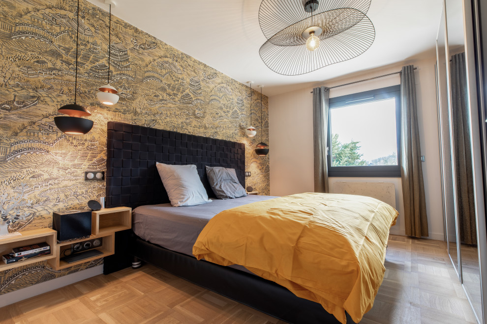 Mittelgroßes Modernes Hauptschlafzimmer ohne Kamin mit weißer Wandfarbe, hellem Holzboden, beigem Boden und Tapetenwänden in Grenoble