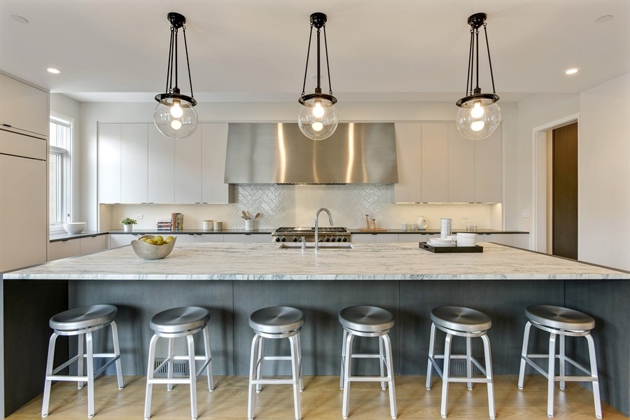 Kitchen - kitchen idea in Chicago