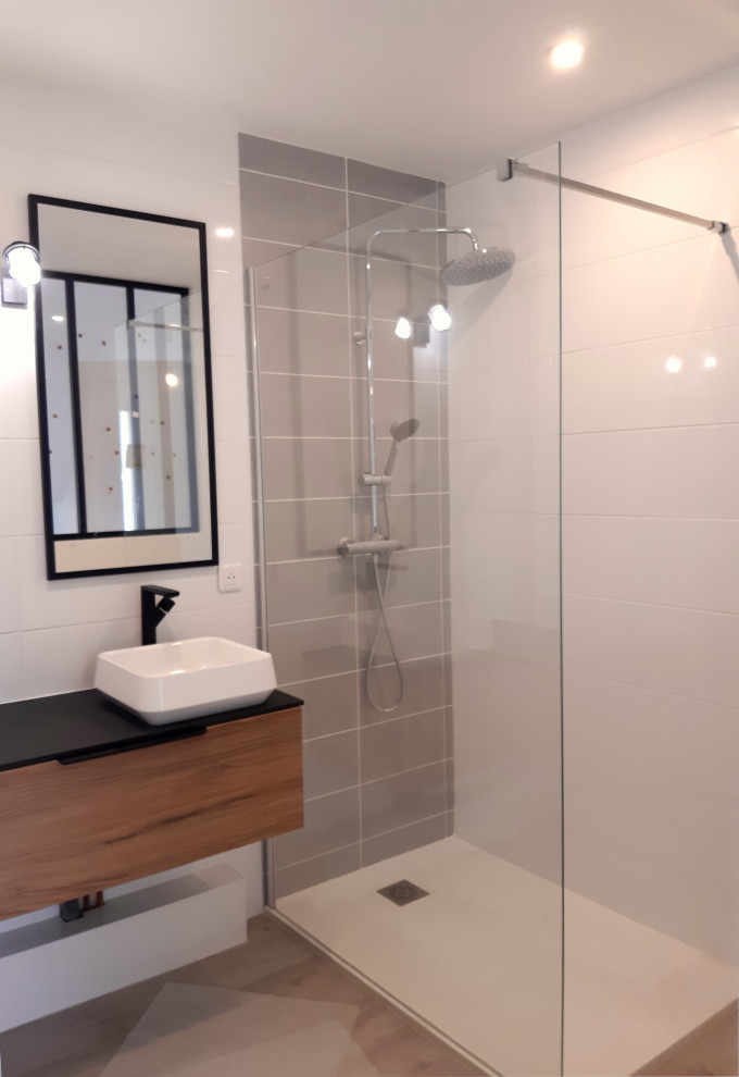 Small contemporary 3/4 bathroom in Nantes with an open shower, white tile, ceramic tile, grey walls, vinyl floors, laminate benchtops, beige floor, black benchtops and a single vanity.