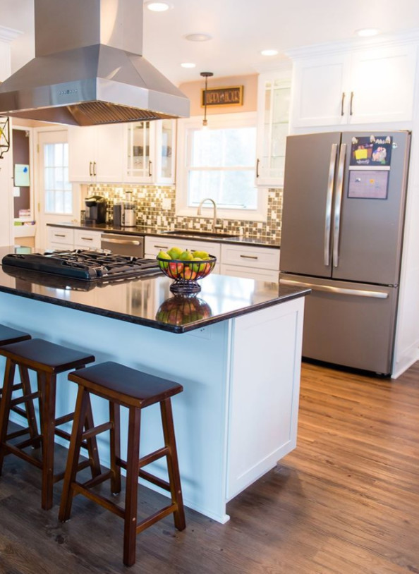 Eat-in kitchen - mid-sized transitional galley medium tone wood floor and brown floor eat-in kitchen idea with an undermount sink, shaker cabinets, white cabinets, marble countertops, metallic backsplash, mosaic tile backsplash, stainless steel appliances and a peninsula