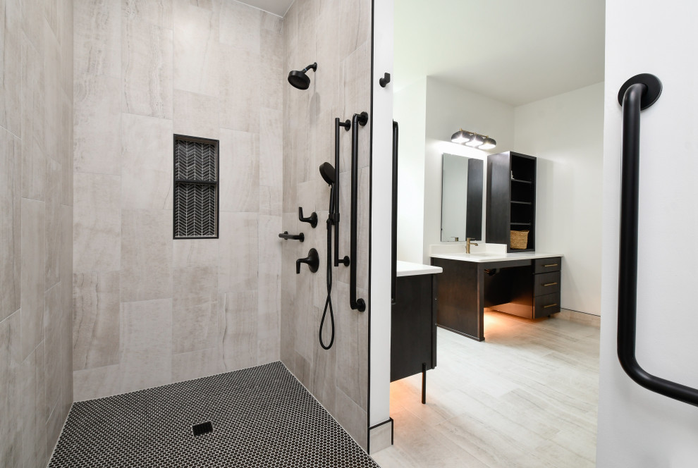 Inredning av ett modernt stort vit vitt en-suite badrum, med släta luckor, skåp i mörkt trä, våtrum, vita väggar, ett integrerad handfat, bänkskiva i kvarts och med dusch som är öppen