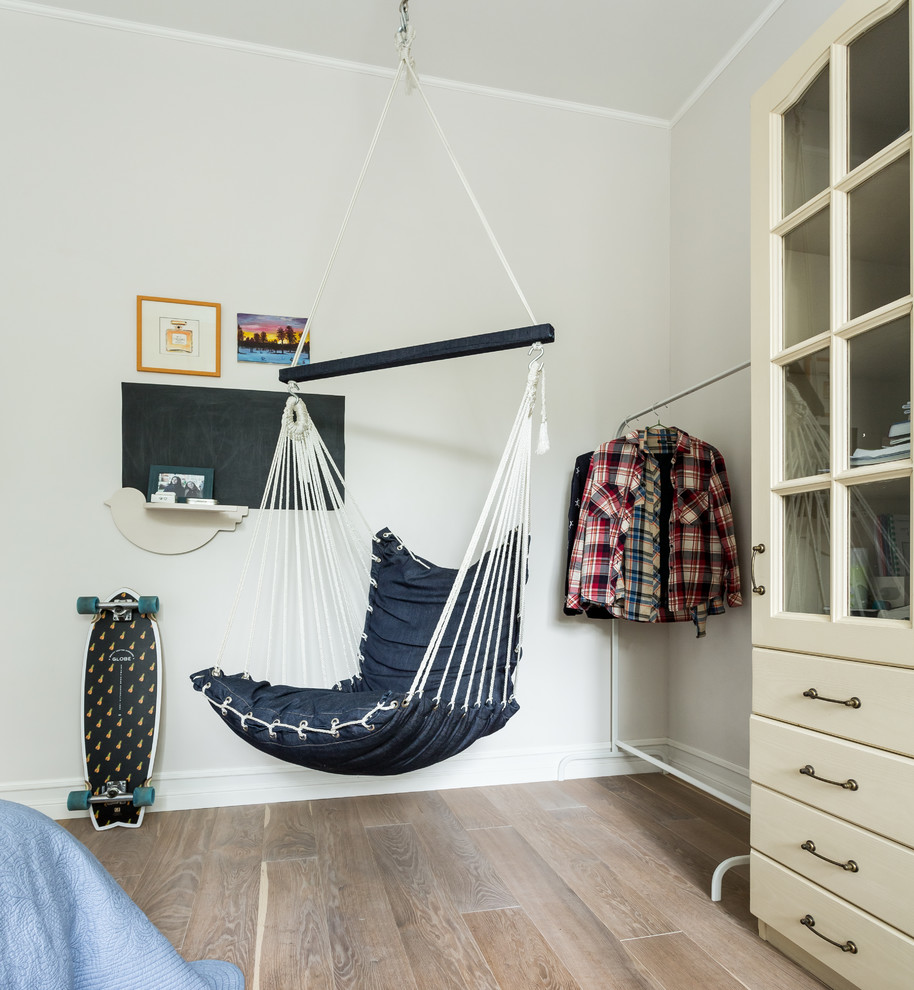 This is an example of a small scandinavian kids' room in Moscow with white walls.