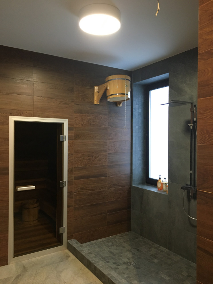 Стильный дизайн: большая баня и сауна в стиле рустика с душем в нише, коричневой плиткой, керамогранитной плиткой, серыми стенами, полом из керамогранита, серым полом, открытым душем, окном, любым потолком и любой отделкой стен - последний тренд