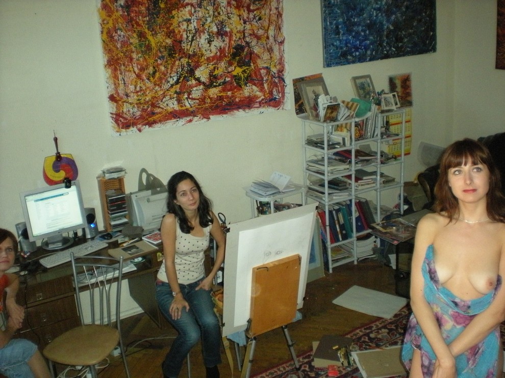 На фоне картин Лики Волчек