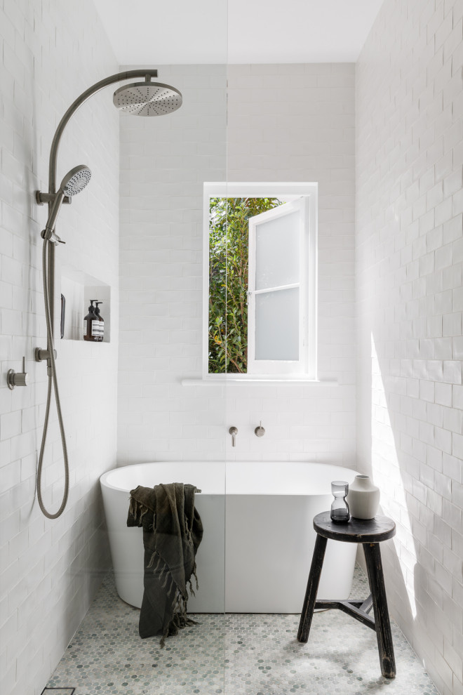 This is an example of a contemporary bathroom in Sydney.