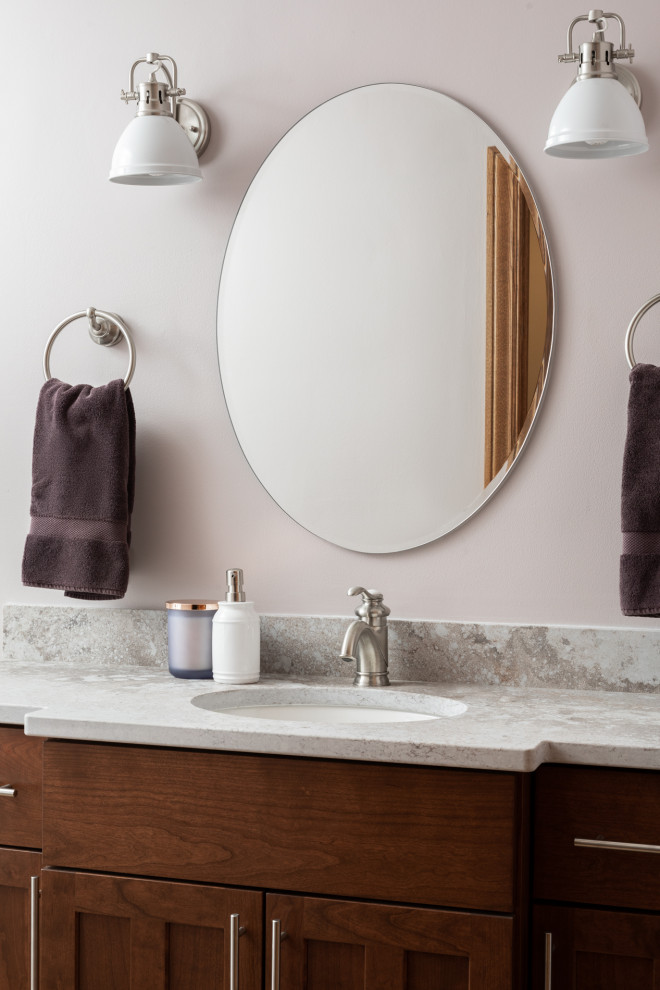 Réalisation d'un petit WC et toilettes tradition en bois brun avec un placard avec porte à panneau encastré, WC séparés, un mur violet, un sol en vinyl, un lavabo encastré, un plan de toilette en granite, un sol beige, un plan de toilette multicolore et meuble-lavabo encastré.