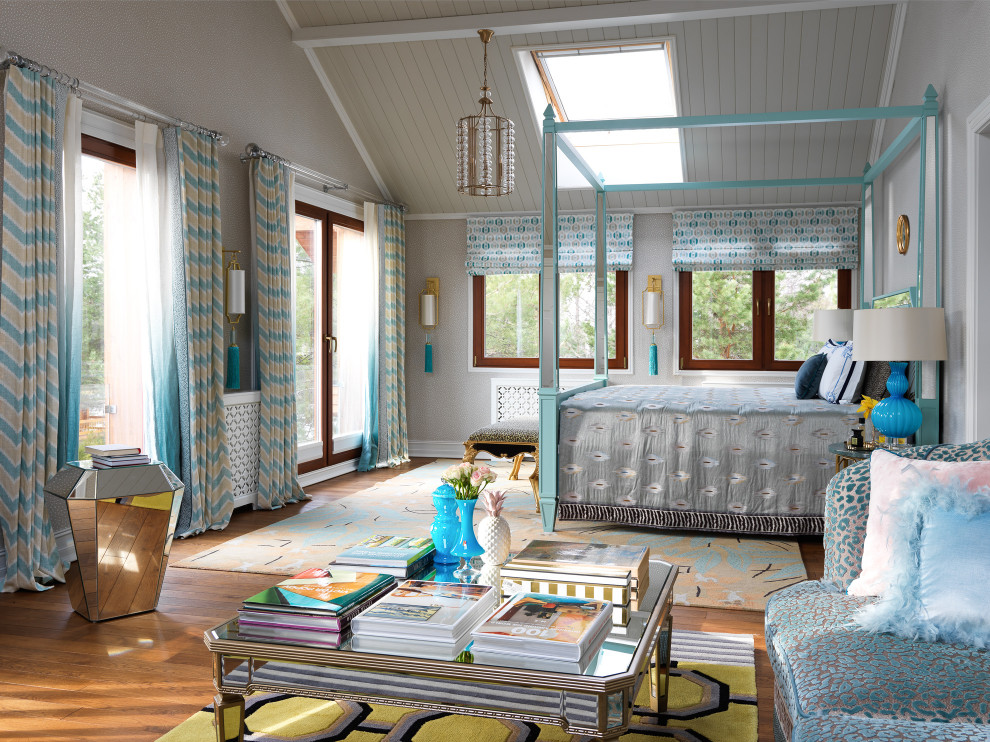 Пример оригинального дизайна: огромная спальня в белых тонах с отделкой деревом в морском стиле с бежевыми стенами, паркетным полом среднего тона, потолком из вагонки, обоями на стенах и синими шторами