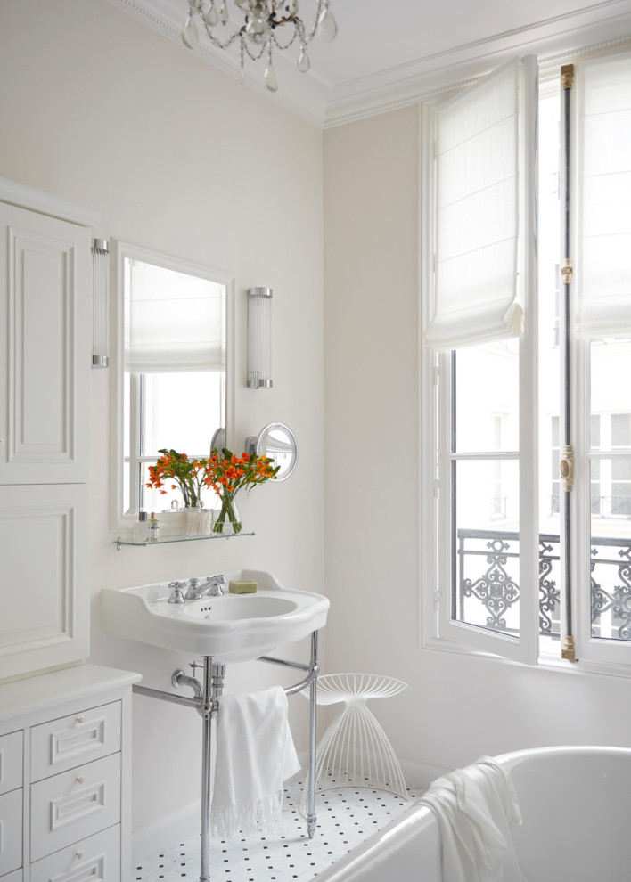 Inspiration for a transitional bathroom in Paris.
