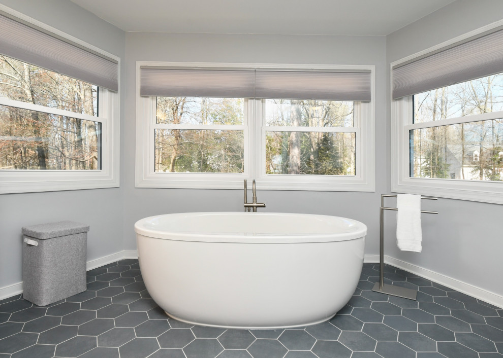 Exempel på ett stort klassiskt vit vitt en-suite badrum, med luckor med infälld panel, vita skåp, ett fristående badkar, en hörndusch, betonggolv, bänkskiva i kvarts och dusch med gångjärnsdörr