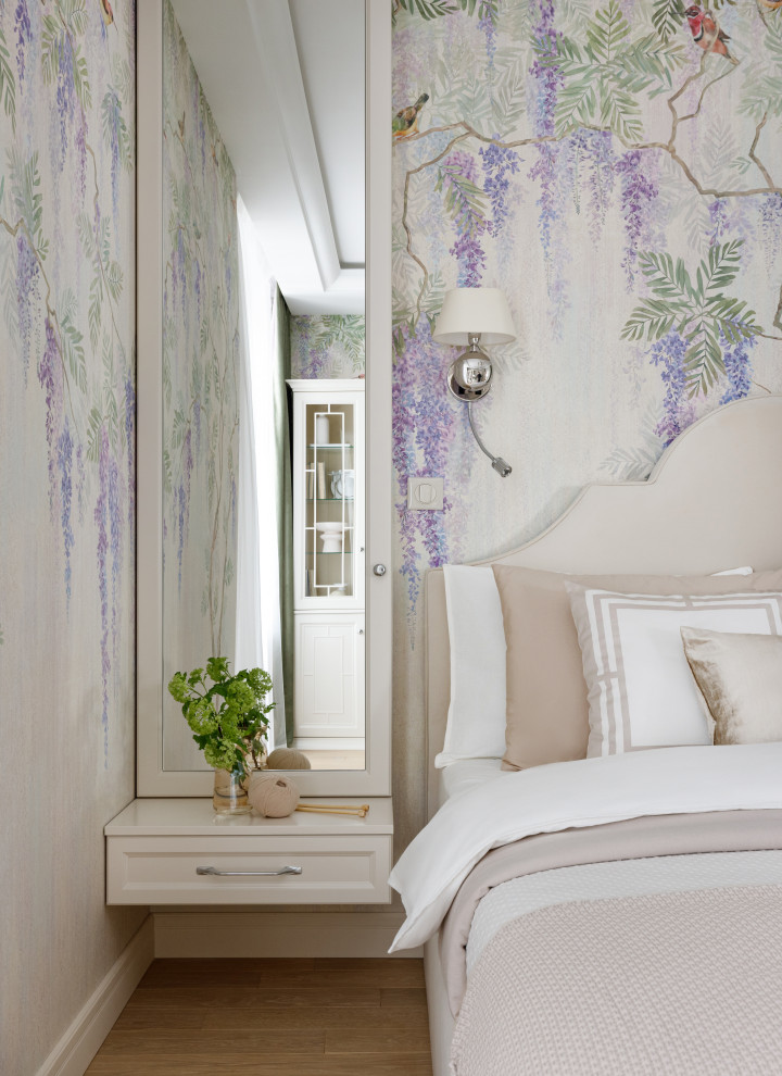 Idée de décoration pour une chambre parentale tradition de taille moyenne avec un mur beige, un sol en bois brun, un sol beige, un plafond à caissons et du papier peint.