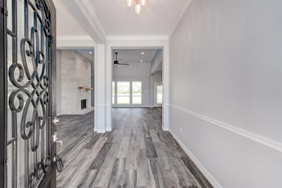 Mittelgroßes Modernes Wohnzimmer mit grauer Wandfarbe, Vinylboden und buntem Boden in Houston