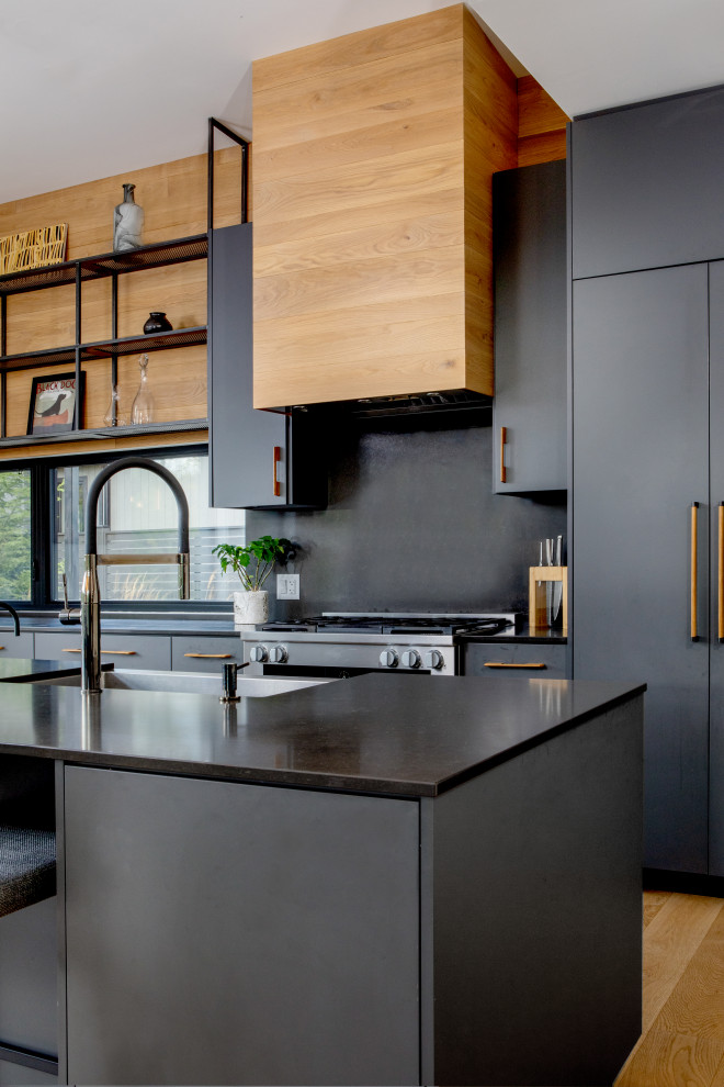 Inspiration for a rustic kitchen remodel in Toronto