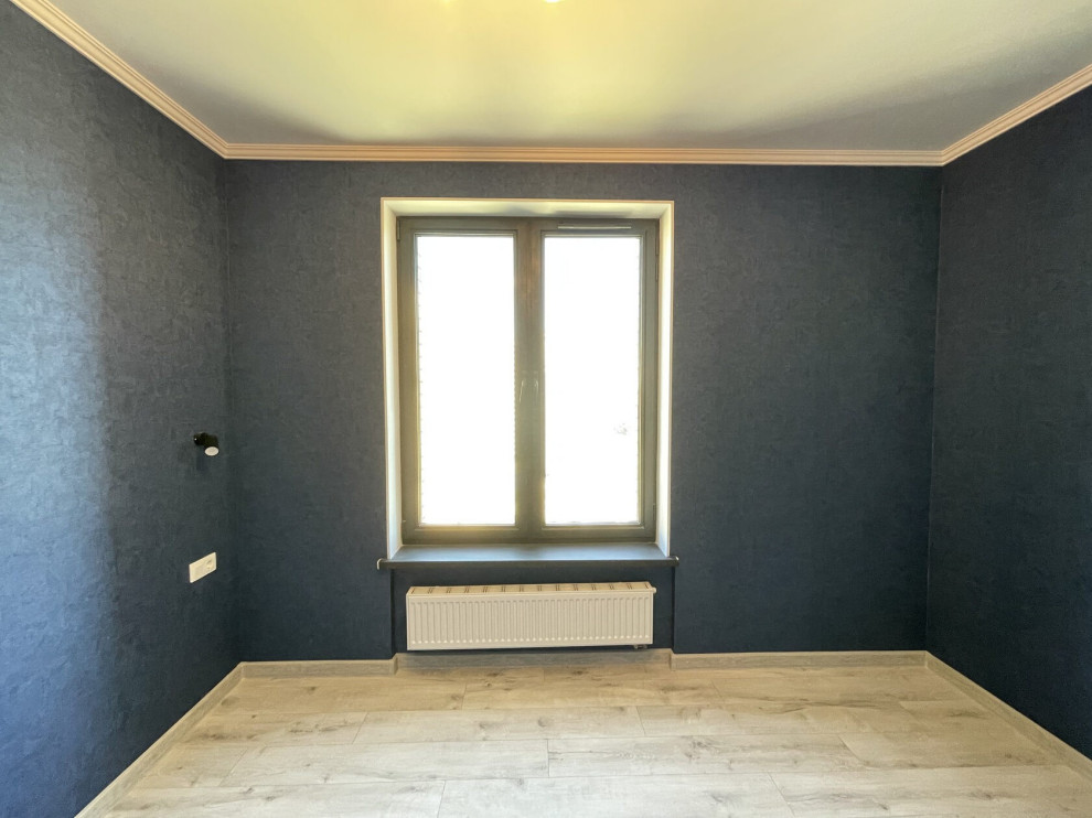 Ispirazione per una camera matrimoniale design di medie dimensioni con pareti blu, pavimento in laminato, pavimento beige e carta da parati
