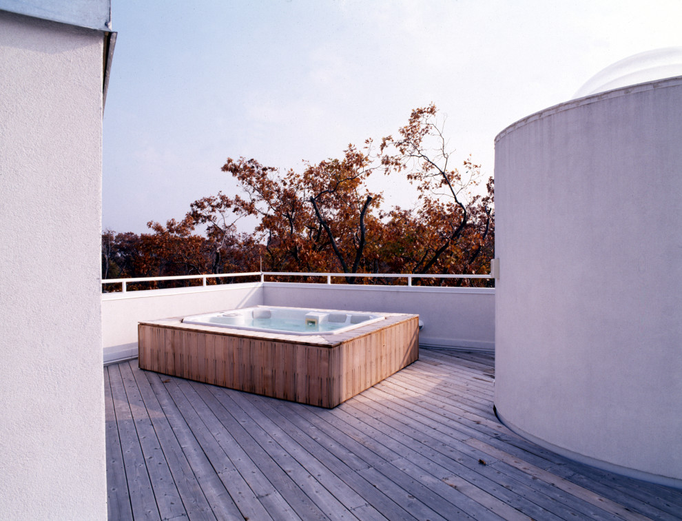 Deck - mid-sized modern rooftop rooftop metal railing deck idea in Chicago