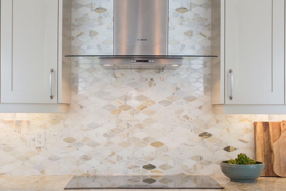 Example of a mid-sized transitional single-wall medium tone wood floor eat-in kitchen design in Toronto with an undermount sink, shaker cabinets, white cabinets, granite countertops, stone tile backsplash, stainless steel appliances and an island