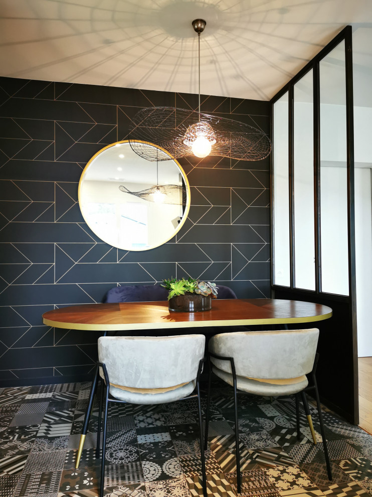 Réalisation d'une salle à manger ouverte sur la cuisine design de taille moyenne avec un mur noir, un sol en linoléum, aucune cheminée, un sol noir et du papier peint.