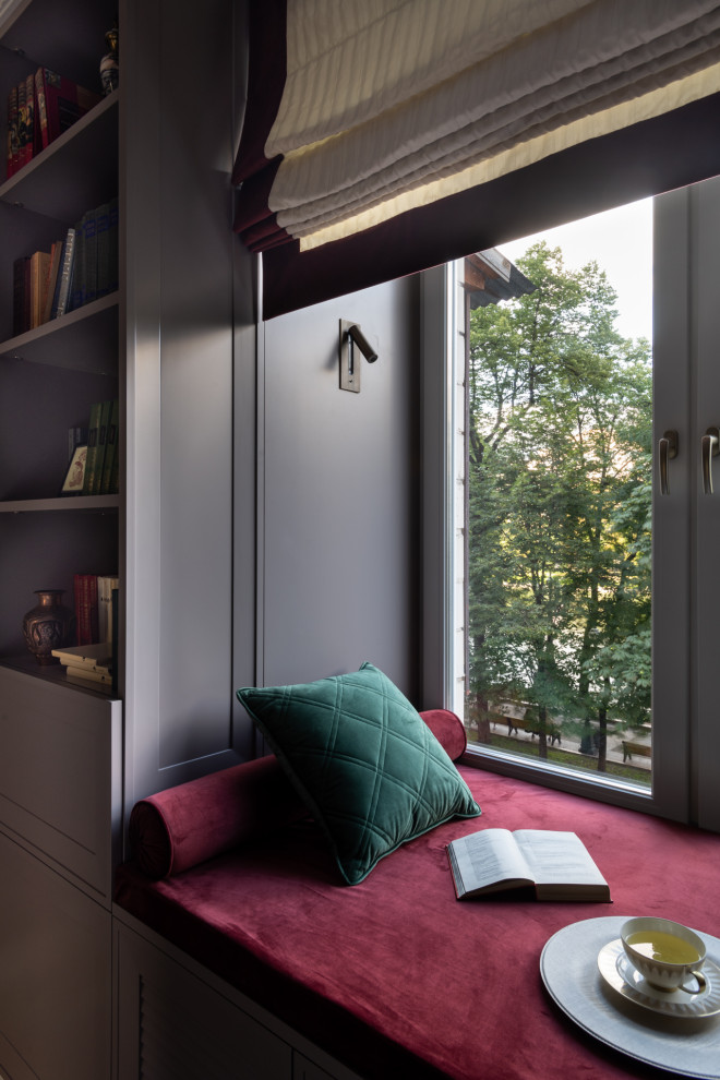 Свежая идея для дизайна: маленькая спальня в стиле неоклассика (современная классика) для на участке и в саду - отличное фото интерьера