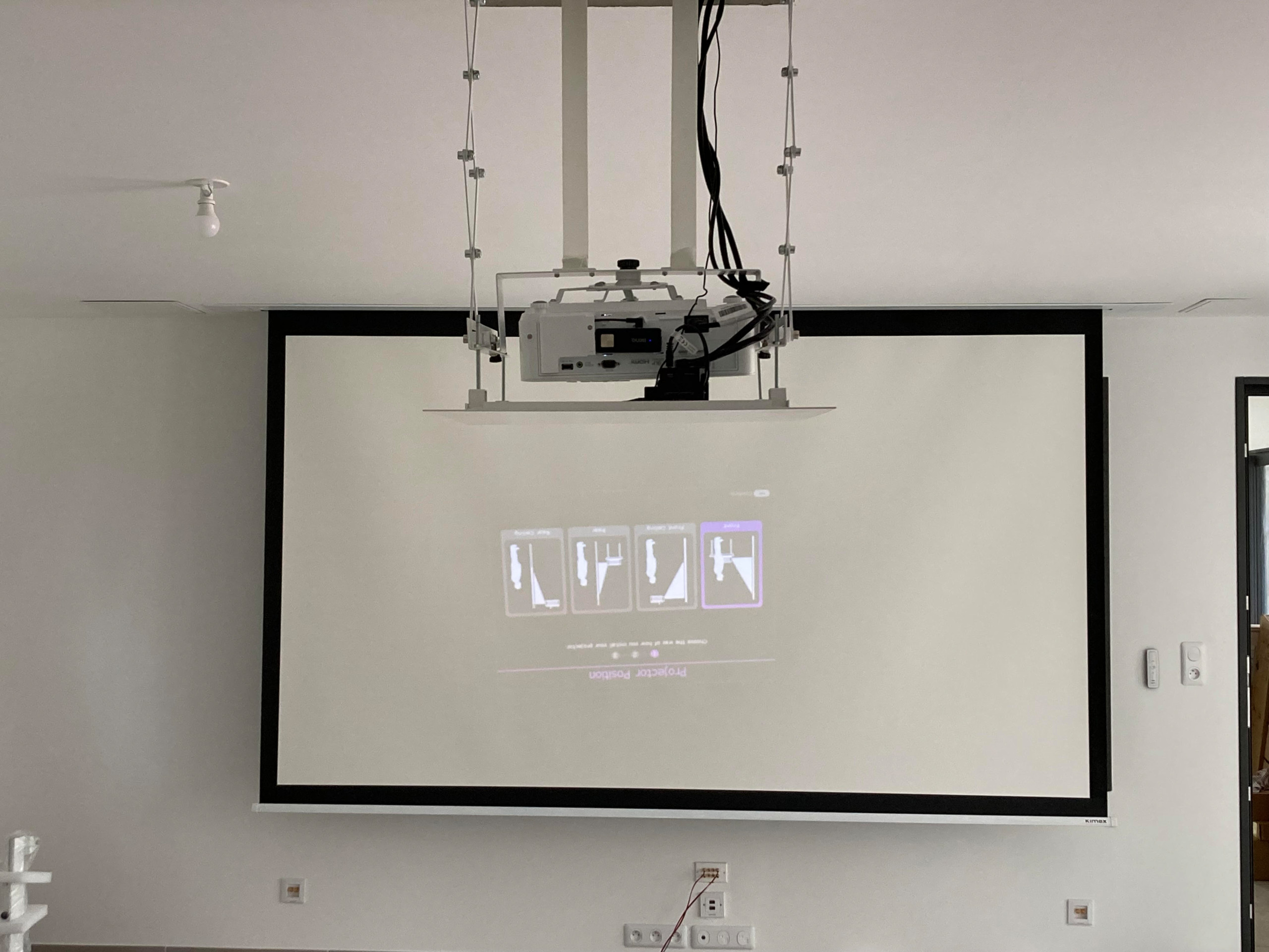 Installation d'un home cinéma avec projecteur