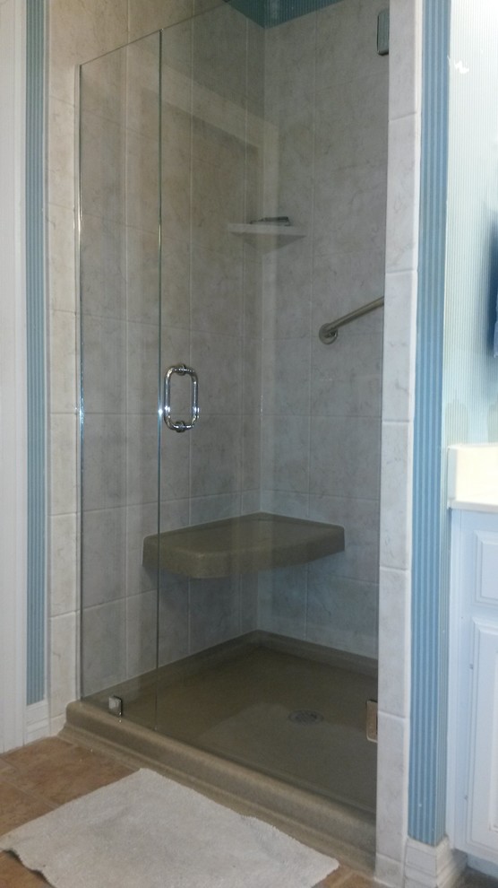 Example of a transitional home design design in Austin
