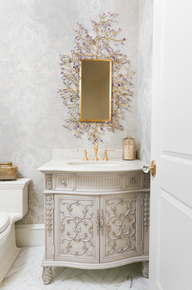 Exempel på ett litet vit vitt toalett, med möbel-liknande, grå skåp, lila väggar, klinkergolv i porslin, ett nedsänkt handfat och vitt golv