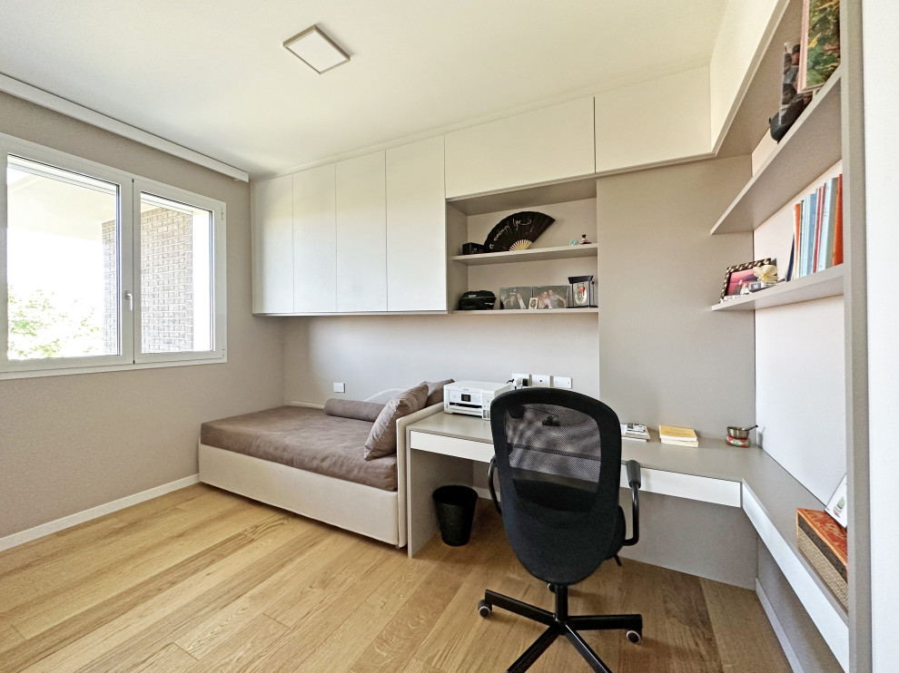 Esempio di una grande cameretta per bambini moderna con pareti marroni, pavimento in legno massello medio e pavimento marrone