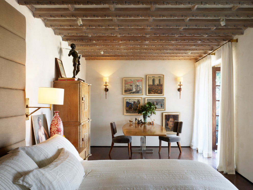 Идея дизайна: хозяйская спальня в средиземноморском стиле с белыми стенами, темным паркетным полом, коричневым полом и кессонным потолком