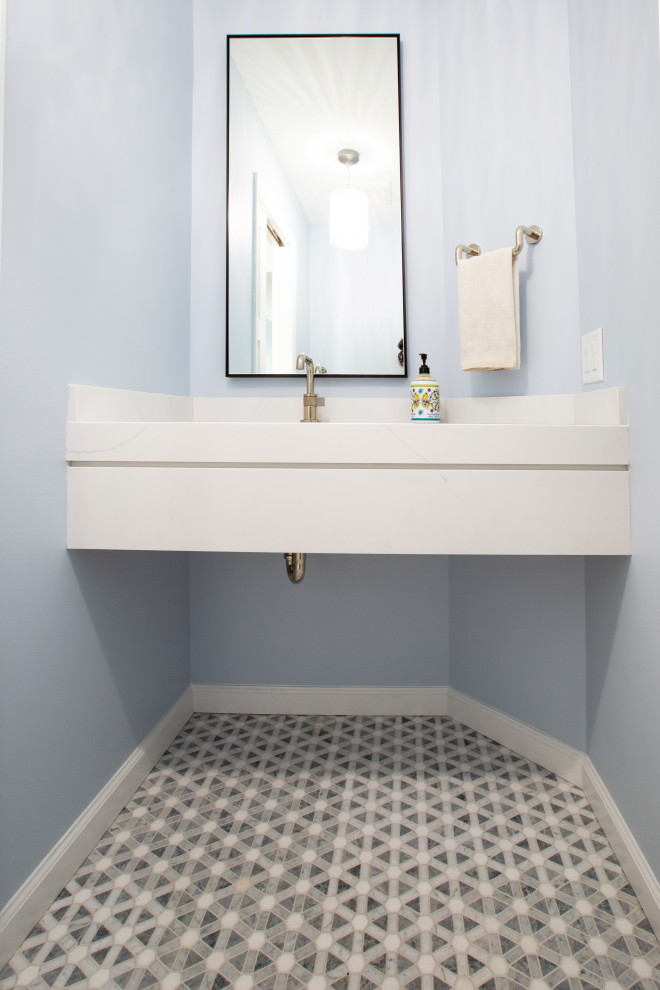 Idéer för små vintage turkost badrum med dusch, med mosaikgolv och bänkskiva i kvarts