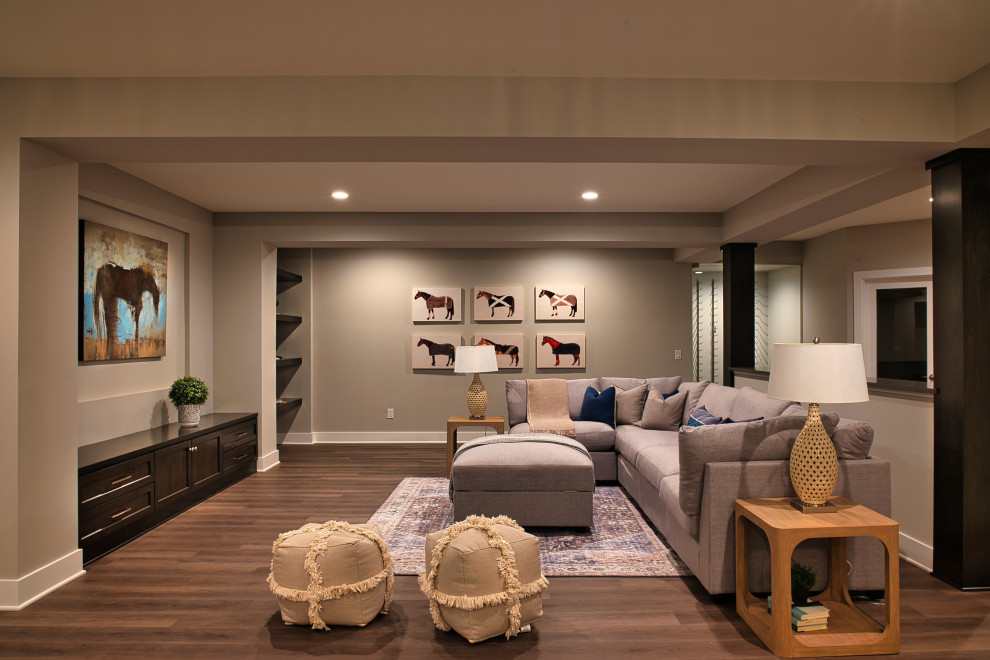 Стильный дизайн: большая изолированная гостиная комната в стиле неоклассика (современная классика) с бежевыми стенами, полом из винила, коричневым полом и кессонным потолком - последний тренд
