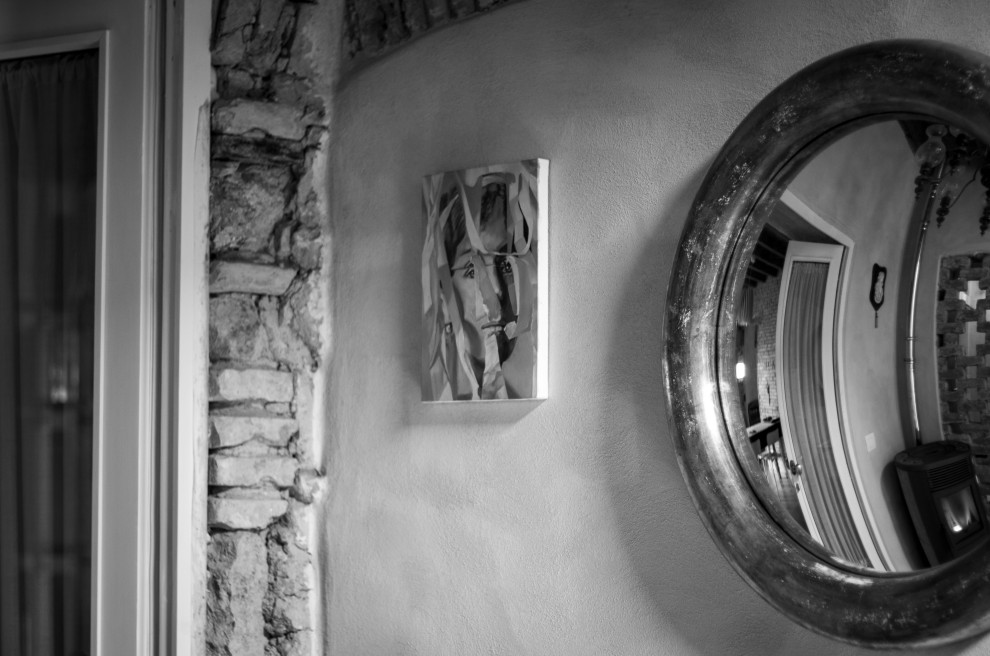 На фото: огромное фойе в стиле фьюжн с кирпичным полом, двустворчатой входной дверью, входной дверью из светлого дерева, серым полом, балками на потолке и кирпичными стенами с