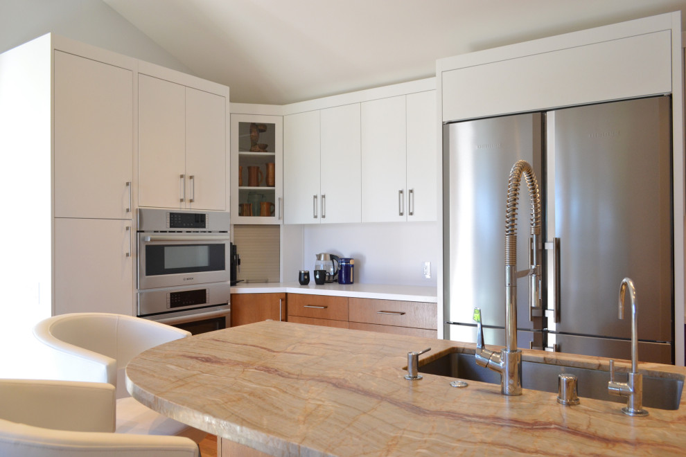 Idéer för att renovera ett avskilt, stort funkis flerfärgad flerfärgat l-kök, med en undermonterad diskho, släta luckor, skåp i mellenmörkt trä, granitbänkskiva, vitt stänkskydd, rostfria vitvaror, mellanmörkt trägolv, en köksö och brunt golv