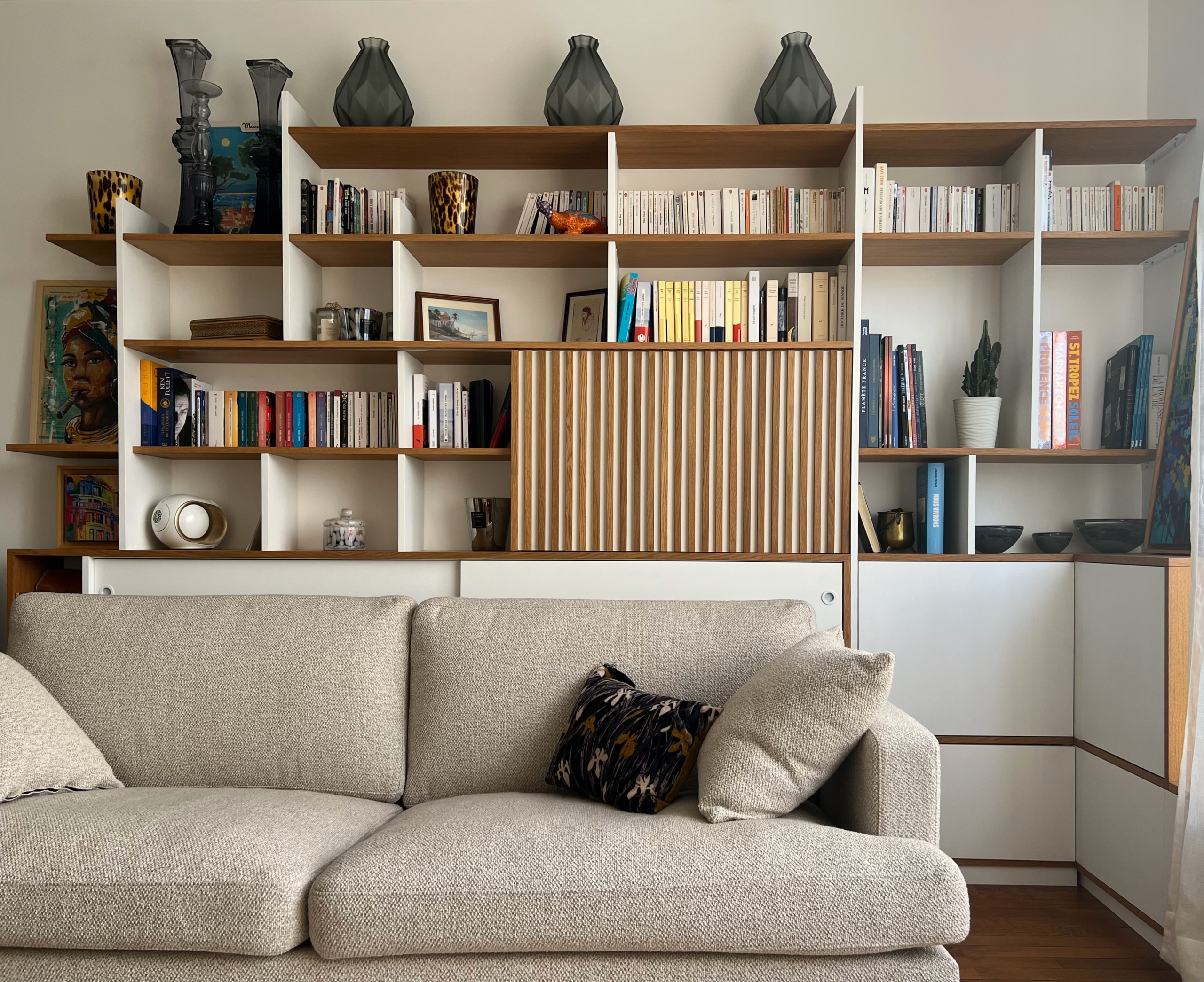 Bibliothèque-sur-mesure avec cache-tv et cache-radiateur
