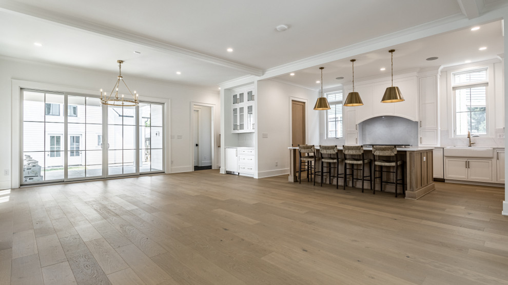 Transitional home design photo in Indianapolis