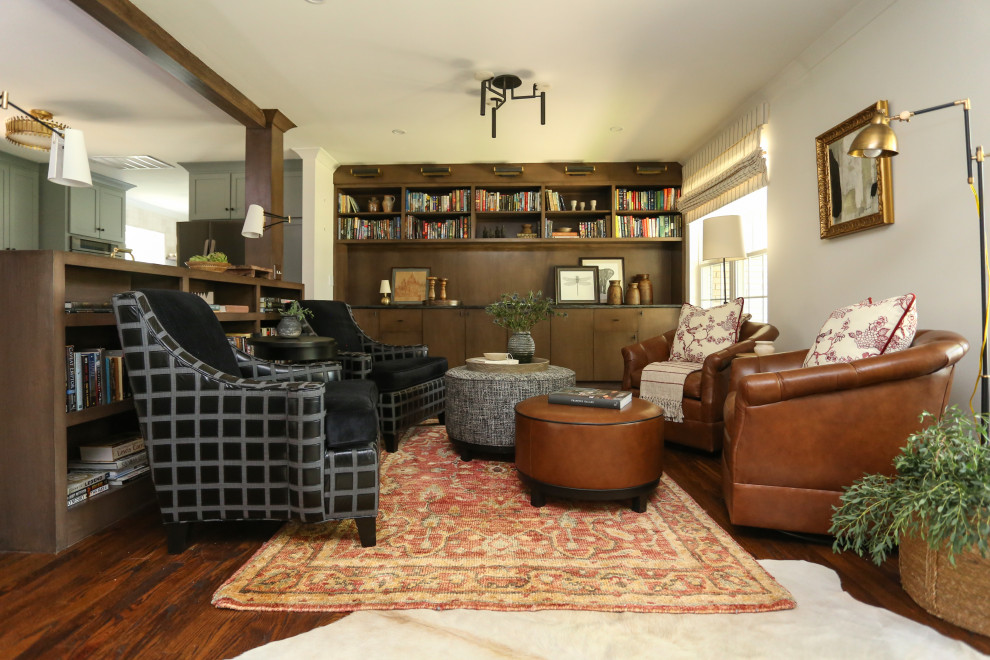 Exemple d'une salle de séjour rétro de taille moyenne et ouverte avec une bibliothèque ou un coin lecture, un mur beige, un sol en bois brun et un sol marron.