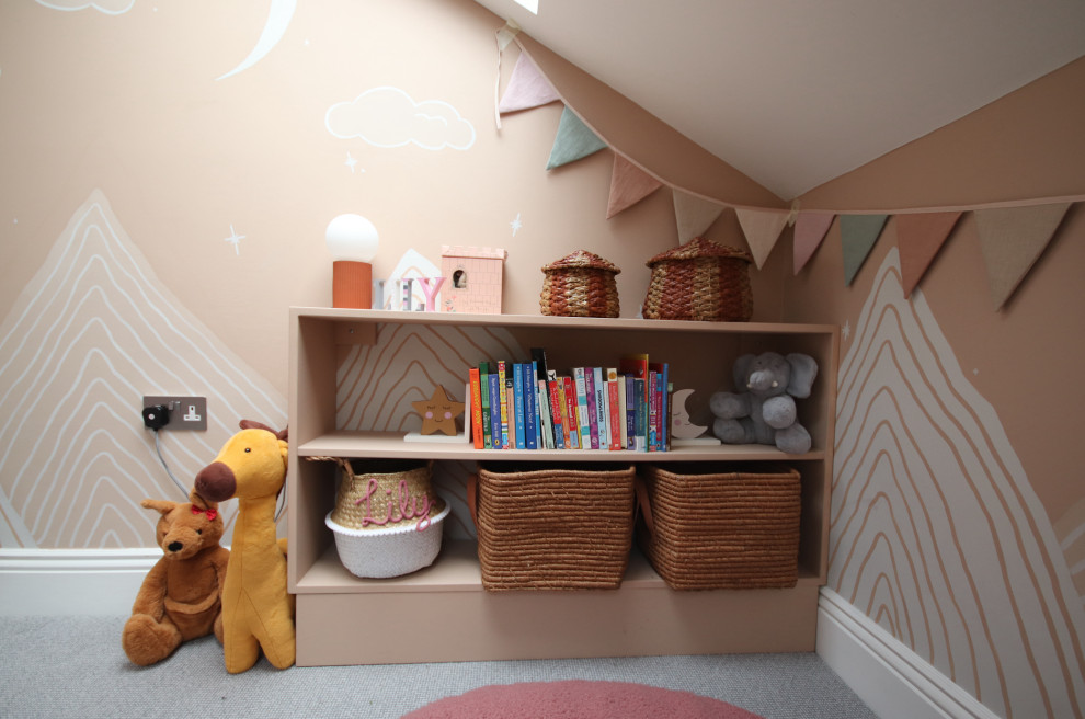 Foto de dormitorio infantil de 1 a 3 años minimalista de tamaño medio con paredes rosas, moqueta y suelo gris