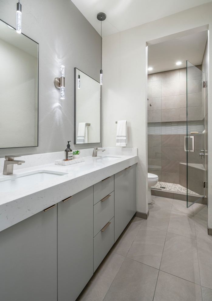 Idee per una stanza da bagno minimal con ante lisce, ante in legno chiaro, un lavabo e mobile bagno sospeso
