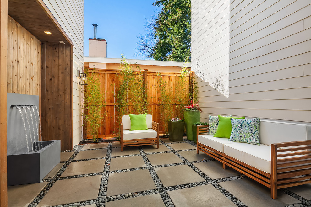 Example of a transitional home design design in Seattle