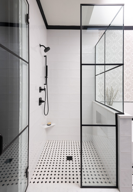 Cette photo montre une salle de bain chic avec un mur blanc, un sol multicolore, une cabine de douche à porte battante, une douche d'angle, un carrelage blanc, un plafond voûté, du papier peint et mosaïque.