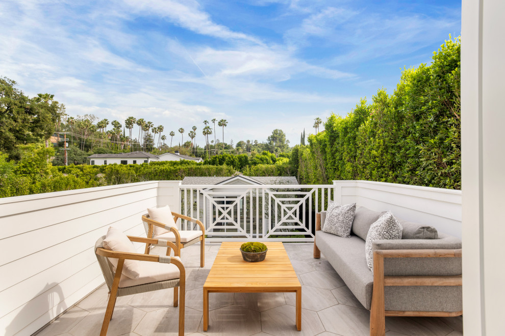 Example of a transitional deck design in Los Angeles