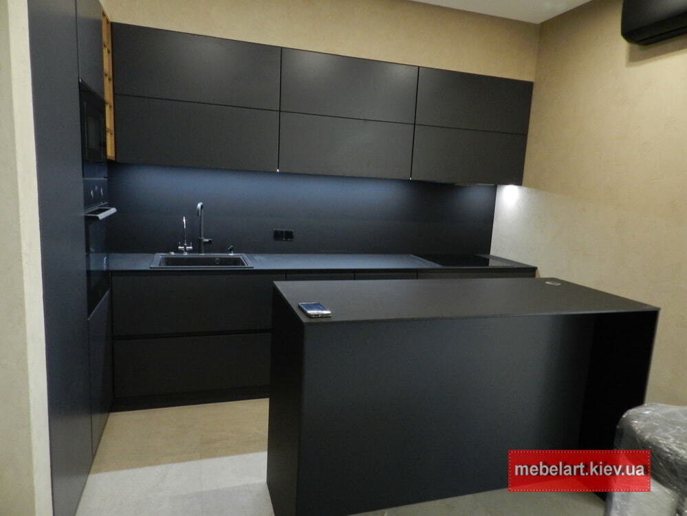 Кухня с кухонным островом