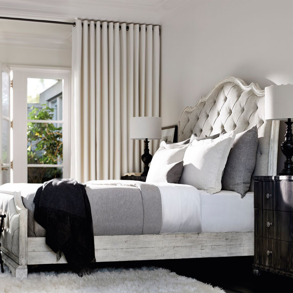 Example of a classic bedroom design