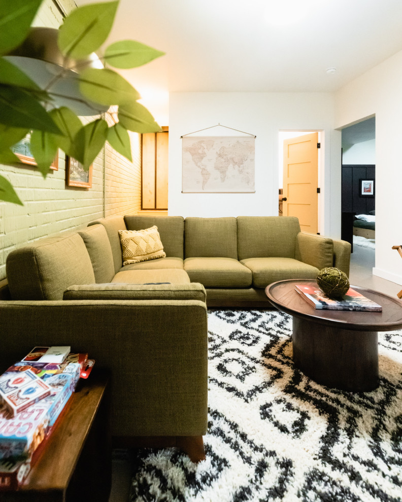 Foto di un piccolo soggiorno bohémian aperto con pareti bianche, pavimento in cemento, TV a parete e pavimento grigio