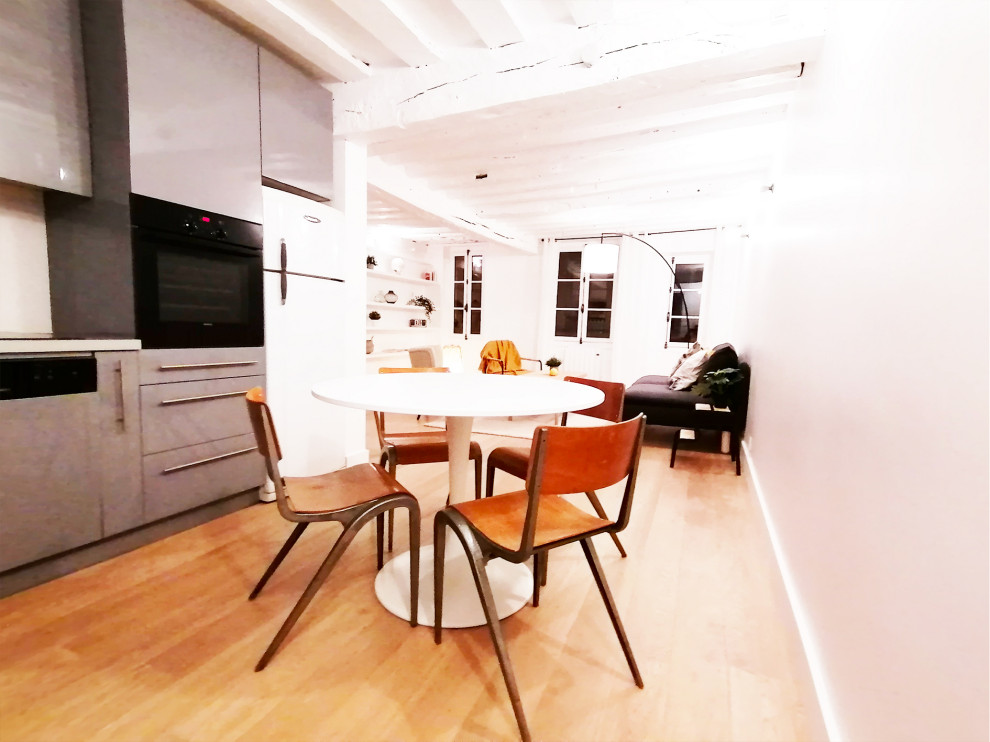Foto di un soggiorno minimalista di medie dimensioni e aperto con pareti bianche, parquet chiaro e pavimento marrone
